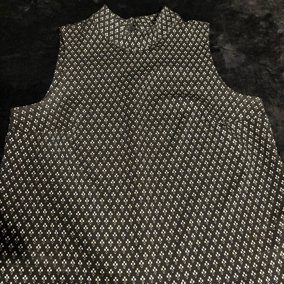 Banana Republic Black and Gold Patterned Mock Neck Shell Sleeveless Top SZ M - Picture 2 of 9